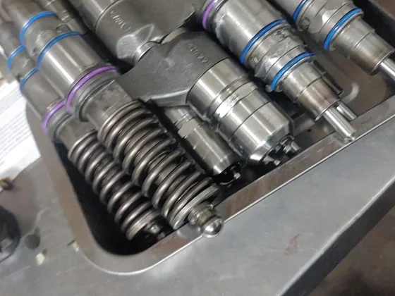 Bandeja con inyectores de camión Scania en el taller