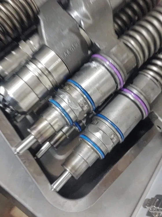 Primer plano de inyectores de camión Scania con sus resortes y anillos